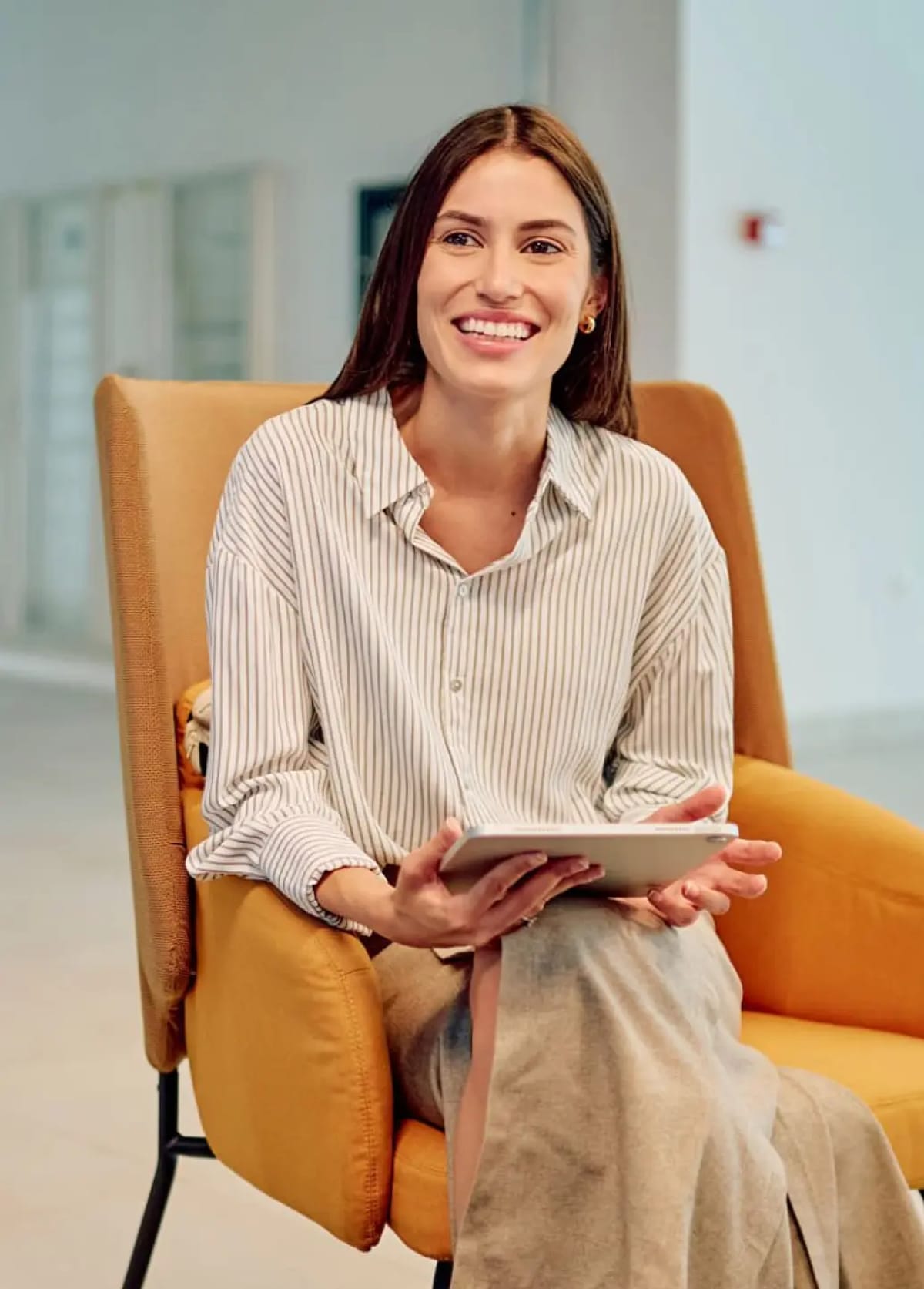 La Dra. Sara Parker sentada en un sillón amarillo